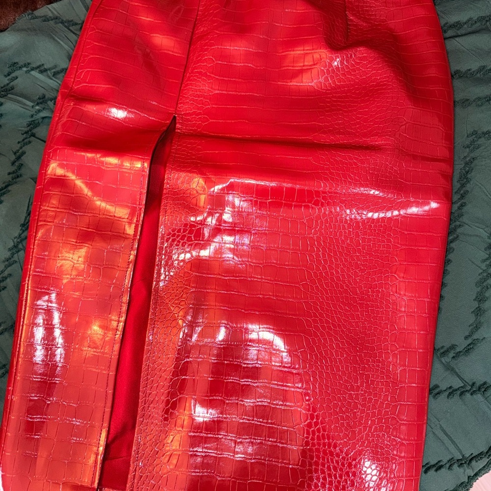 Elegant Red Croc-Embossed Pencil Skirt